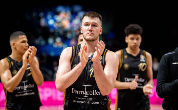 推动着他在 推动着他在